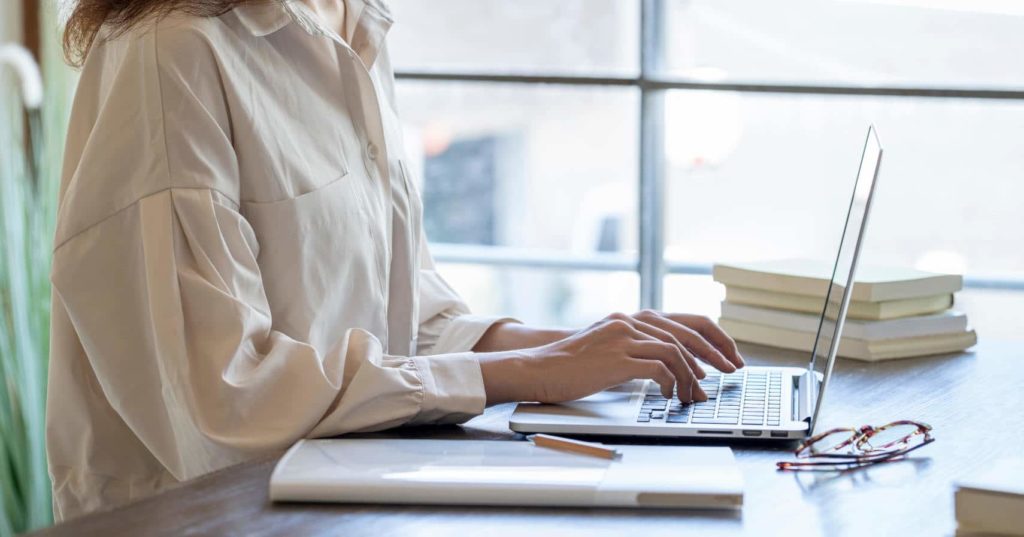 Frau arbeitet an einem Laptop