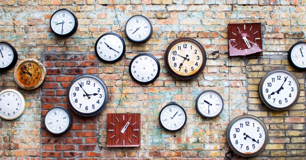 Viele unterschiedliche Uhren an einer Wand