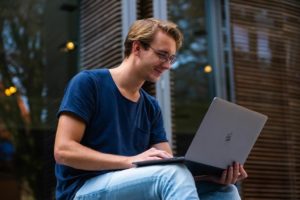 Arbeitszeitbegrenzung bei Auszubildenden: Das müssen Arbeitgeber beachten